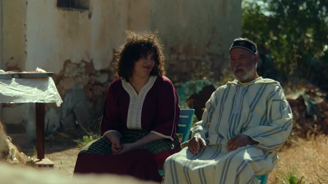 Ahlaam Teghadouini (Noor) en Mahjoub Benmoussa (Musa) in de film Porte Bagage