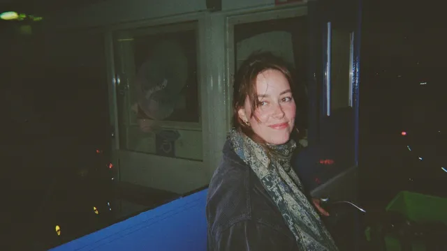 Fee Janssen is een blonde vrouw, ze glimlacht en kijkt weg van de camera