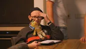 Jelle met een knuffel van Sesamstraat-legende Bert in de serie Zoals het komt: 100 dagen in de gehandicaptenzorg