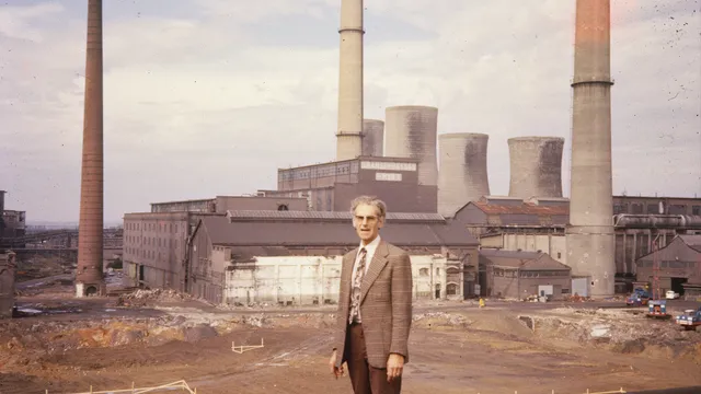 Oude foto van een man die poseert voor een fabriek
