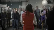 Adelheid Roosen staat met haar rug naar de camera en spreekt een grote groep mensen toe in de Utrechtse Metaal Kathedraal. Ze draagt een rood gewatteerd vest en een wit shirt. Het publiek kijkt aandachtig naar haar. Een still uit het tv-programma Roosen&Borst.