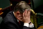 Bart De Wever slaat de handen voor zijn gezicht