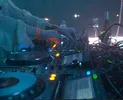 Foto van handen aan de dj booth