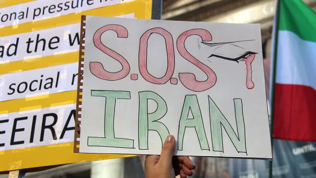 Protestbord met daarop: SOS Iran