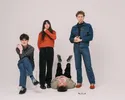Foto van de bandleden op witte achtergrond