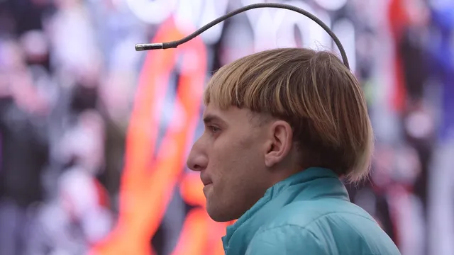 Neil Harbisson is een cyborg. Met zijn antenne kan hij luisteren naar kleuren.