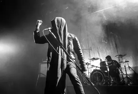 Regarde Les Hommes Tomber