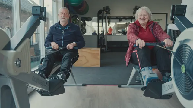 Femmie en Andre op het roeiapparaat in de sportschool
