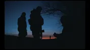 Vier silhouetten tijdens de zonsondergang