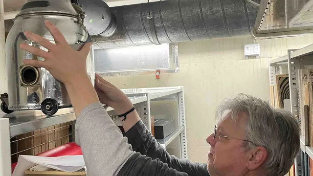 Persoon die oud apparaat uit probeert