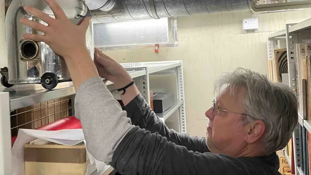 Persoon die oud apparaat uit probeert