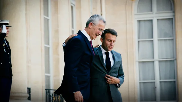 Jens Stoltenberg en Emmanuel Macron