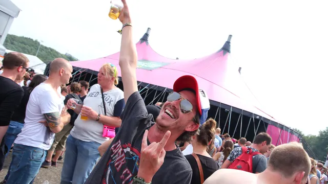 Biergooier Niels van den Ham op Pinkpop 2016