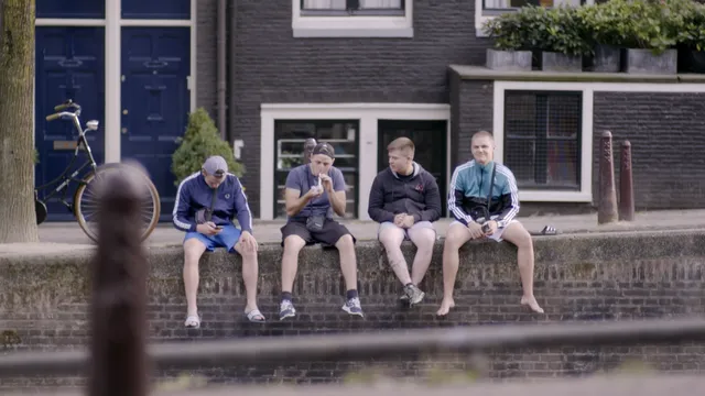 Blowende toeristen in Amsterdam. Screenshot uit 'Slapend Rijk'