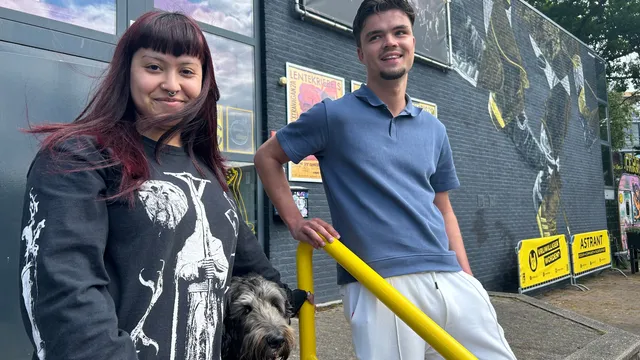 Initiatiefnemer Marischa Monsanto en jonge cultuurmaker Rick Teunissen samen met Astrant-hond Lewis voor het Astrant-pand