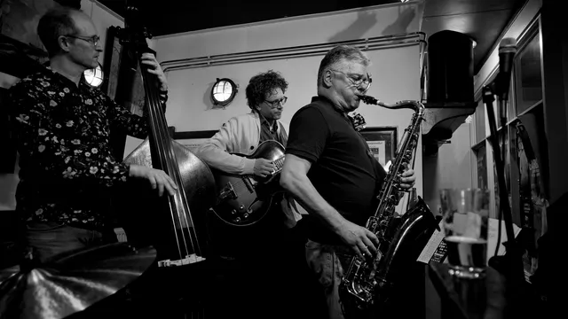 Bernard Berkhout als saxofonist bij Jantje van leiden in de Leidse Jazzweek 2024.