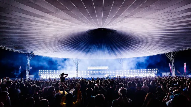 Dekmantel hoofdpodium op zaterdag