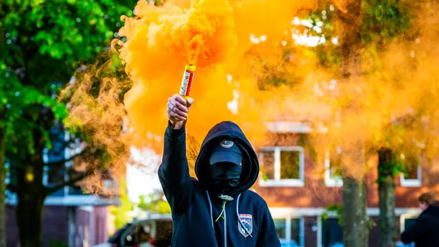 demonstrant met romeinse kaars in loosdrecht