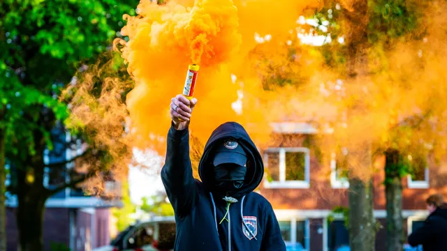 demonstrant met romeinse kaars in loosdrecht