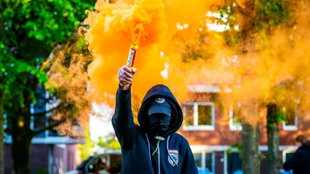 demonstrant met romeinse kaars in loosdrecht