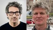 Twee afbeeldingen van mannengezichten naast elkaar. Links een witte man met zwarte bril en grijs haar die lacht. Rechts een witte man met grijs haar met koptelefoon om zijn nek.