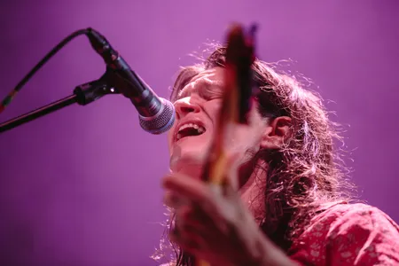 Close up foto van zangeres die gitaar speelt en zingt