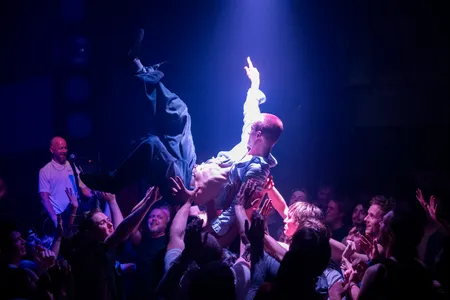 Crowdsurfer waar net het licht op valt waardoor hij mooi is uitgelicht