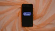 Mobieltje met de tekst 'echt gierig dit! in een bericht.