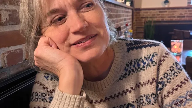 Maker Hester Overmars zit in een café