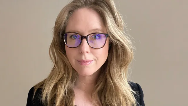 portret van Annette van Soest. Ze draagt een zwarte colbert met een zwart met goud gestreepte trui eronder