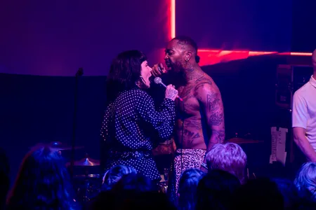 De zangeres van Ces't Qui? en de zanger van Ploegendienst zingen samen