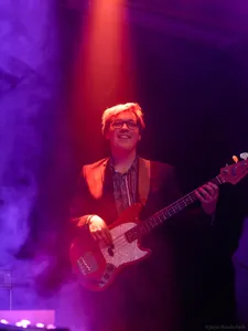 De bassist van Captain J Wright