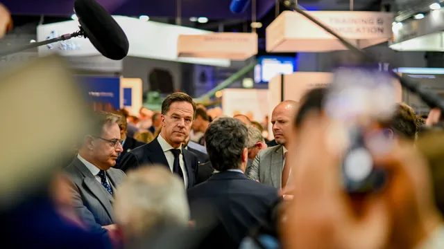 Wapenbeurs in Brussel met Mark Rutte