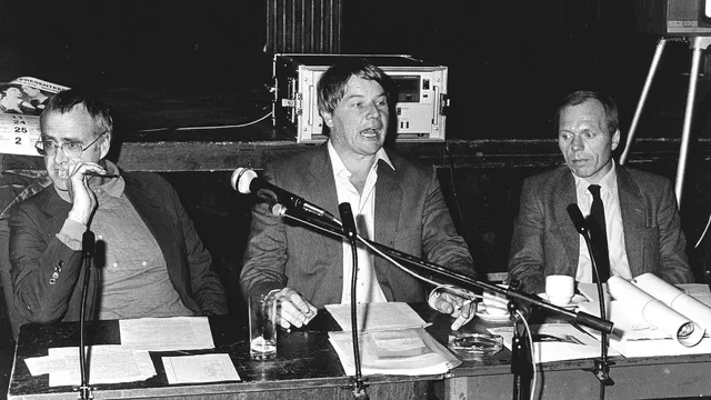 Jan Haasbroek in het midden op een VPRO bijeenkomst