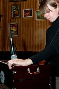 Bijgestaan door Chantal van der Leest op Indiaas harmonium...