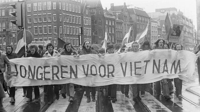jongeren protesteren tegen oorlog Vietnam
