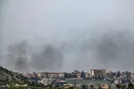 Rook stijgt op na een Israëlische luchtaanval in Bint Jbeil