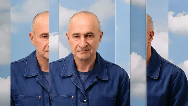 Jim van Os vanuit drie perspectieven te zien voor een achtergrond die bestaat uit blauwe lucht en wolken.