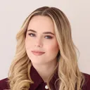 Portretfoto Julia Veer, witte vrouw met blond haar