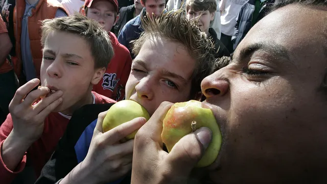 3 jochies eten appels