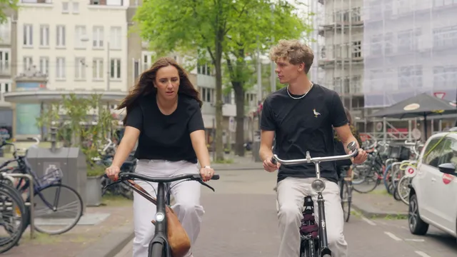 Roeland en Annick fietsen door de stad