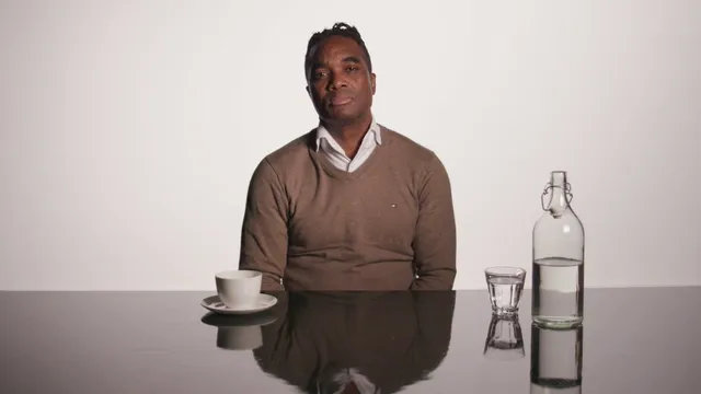 Veertien gekleurde Nederlanders komen aan het woord in 'Verdacht'. Ze vertellen over hun negatieve ervaringen met de politie als gevolg van etnische profilering. Hoe is het om bij voorbaat verdacht te zijn?