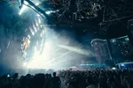 Er is nog een interview na mijn set, en dan gaan we met management en The Media Nanny naar de closing show van Martin Garrix, ook één van hun cliënten. Voor Martin draait Dj Snake. Van de zijkant zie ik dat de Mainstage eruit ziet als een ruimteschip uit een moderne science fiction film. Het is een totaal andere festivalervaring dan mijn kleine underground stage.