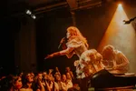 zangeres van Haute & Freddy zingt het publiek toe in haar mooie jurk