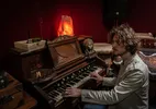 Frank op Frans z'n harmonium (Ella Tilgenkamp)