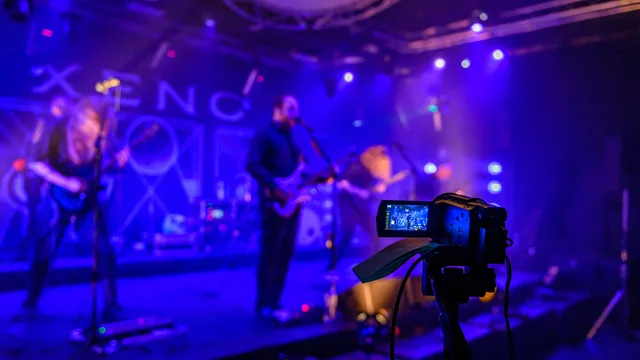 Xeno tijdens hun livestream in Brogum