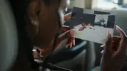 Vrouw kijkt naar een foto van vroeger