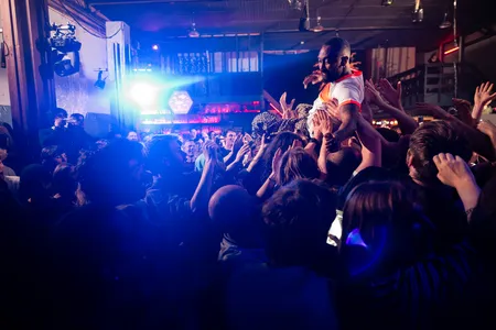 Crowdsurfende zanger van Ploegendienst