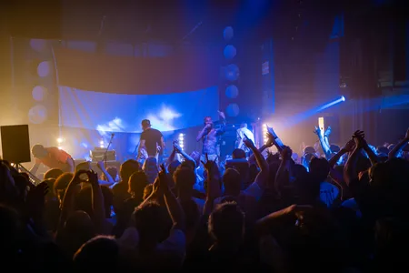 Overzichtsbeeld van het optreden van Ploegendienst, gefotografeerd van achter uit de zaal.