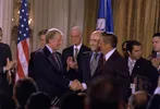 1977: President Carter van de VS en de Panamese leider generaal Omar Torrijos na ondertekening van een akkoord waarmee het Panamakanaal geleidelijk in Panamees bezit zal komen.